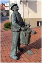 Hagen am Teutoburger Wald. Die Plastik  Marktauftrommler  des Knstlers Werner Klenk wurde 1999 in der Dorfstrae/Ecke Martinistrae aufgestellt. 06.03.2014