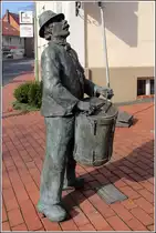 Hagen am Teutoburger Wald. Die Plastik  Marktauftrommler  des K�nstlers Werner Klenk wurde 1999 in der Dorfstra�e/Ecke Martinistra�e aufgestellt. 06.03.2014