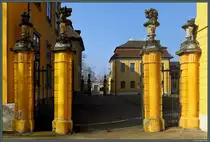 Blick �ber den Ehrenhof von Schloss Mosigkau zum westlichen Kavalierpavillon. (Dessau-Mosigkau, 08.03.2014)