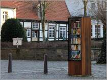 Ostercappeln. Am Kirchplatz steht dieser Bcherschrank, der von allen jederzeit kostenlos genutzt werden kann. Die entnommenen Bcher knnen nach dem Lesen zurckgestellt oder gegen andere ausgetauscht werden. 06.03.2014