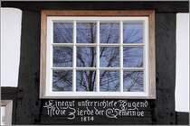 Ostercappeln. ber der Tr der Alten Mdchenschule am Kirchplatz wurde 1814 der Spruch eingraviert: Eine gut unterrichtete Jugend ist die Zierde der Gemeinde. 06.03.2014