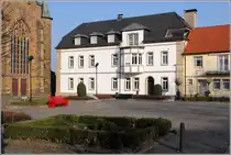 Ostercappeln. Geb�ude am Kirchplatz. Einen Farbtupfer bildet das rote Sofa. 06.03.2014
