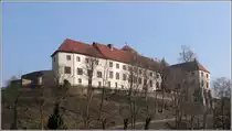Bad Iburg. Die Iburg ist eine Doppelanlage aus Schloss und Kloster. Sie wurde um 1070 errichtet und diente den Bisch�fen von Osnabr�ck bis Ende des 17. Jahrhunderts als Residenz. Auf dem Foto ist der S�dfl�gel des Schlosses (F�rstbisch�fliche Residenz) und der Welfenfl�gel zu sehen. Dahinter erstreckt sich die 1080 gegr�ndete Benediktinerabtei. 
Heute werden die Geb�ude von mehreren nieders�chsischen Landesbeh�rden, dem Schlossmuseum und zwei Kirchengemeinden genutzt. 
06.03.2014