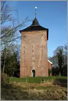 Nordleda. Der wuchtige Turm der um 1200 erbauten St.-Nicolai-Kirche. 10.03.2014
