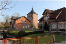 Nordleda. Zwischen den Husern schaut der Turm der um 1200 erbauten St.-Nicolai-Kirche hervor. 10.03.2014