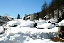 Teilweise sind die H�user bis zu den D�chern eingeschneit. Fusio, 09.03.2014