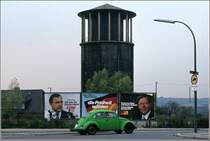 Osnabrck. Wasserturm des Bahnbetriebswerkes Osnabrck an der Bremer Strae, Ecke Hunteburger Weg. Der Turm wurde vor dem 1. Weltkrieg errichtet und 1983 gesprengt. Das Foto stammt aus dem Jahr 1976, wie die Plakate zur Bundestagswahl belegen. Scan vom Dia.