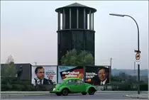 Osnabr�ck. Wasserturm des Bahnbetriebswerkes Osnabr�ck an der Bremer Stra�e, Ecke Hunteburger Weg. Der Turm wurde vor dem 1. Weltkrieg errichtet und 1983 gesprengt. Das Foto stammt aus dem Jahr 1976, wie die Plakate zur Bundestagswahl belegen. Scan vom Dia.