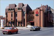 Osnabrck. Am Arndtplatz steht diese Filiale der Sparkasse im damals modernen Baustil. Scan eines Dias aus den 1970er Jahren.