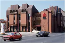 Osnabr�ck. Am Arndtplatz steht diese Filiale der Sparkasse im damals modernen Baustil. Scan eines Dias aus den 1970er Jahren.