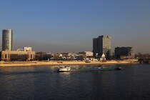 Blick am spten Nachmittag des 13.03.2014 von der Hohenzollernbrcke zum Kln-Deutzer Rheinufer.