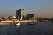 Vor der Kulisse des Klner Stadtteils Deutz, kmpft sich ein Tankschiff am spten Nachmittag des 13.03.2014, entgegen der Rhein-Strmung, in Richtung Bonn. (Aufnahme von der Hohenzollernbrcke)