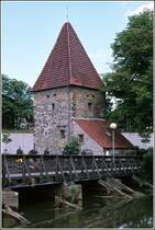 Osnabrck. Der Pernickelturm ist ein ehemaliger Wehrturm am Ende des Herrenteichswalls. Erstmals wurde er in der 1. Hlfte des 12. Jahrhundert urkundlich erwhnt. Hier ist auch eine Hasewehr vorhanden, dessen aufgestautes Wasser von der Pernickelmhle genutzt wurde.Scan eines Dias aus den 1970er Jahren.