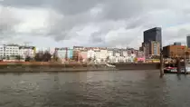 Hamburg am 15.2.2014: St. Pauli Hafenstr. von einem F�hrschiff auf der Elbe gesehen