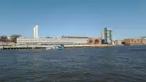 Hamburg am 11.3.2014: Altes Englandf�hr-Terminal (Edgar-Engelhard-Kai)von einem F�hrschiff auf der Elbe gesehen