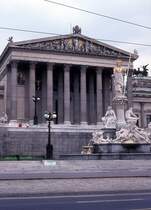 Wien im Juli 1975: Das Parlament und der Pallas-Athene-Brunnen.