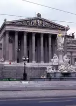Wien im Juli 1975: Das Parlament und der Pallas-Athene-Brunnen.