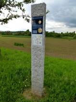 Buchheim, neu geschaffenes mastabgerechtes Modell unseres Sonnensystems mit den Planeten in Form dieser Stelen, um die Sternwarte auf dem Marchhgel herum, Mai 2013