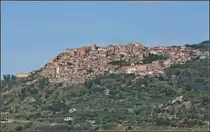 Nicotera.

Wie ein Adlernest ist Nicotera an den Hang geklebt. Sommer 2013.