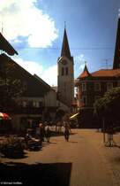 Fu�g�ngerzone mit Blick auf die katholische Pfarrkirche St. Peter und Paul, Oberstaufen (Landkreis Oberallg�u, Bayern, August 1987/Scan vom Dia)