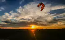 Am ersten kalendarischen Fr�hlingstag sp�rte man das Erwachen der Menschen aus ihrer  Winterruhe  auch in Berlin. Nun neigt sich der Tag dem Ende entgegen und die letzten Sonnenstrahlen streifen den ehemaligen Flughafen Tempelhof. Die <a href= http://www.tempelhoferfreiheit.de > Tempelhofer Freiheit </a> l�dt mit ihrer Weitl�ufigkeit zu verschiedensten Aktivit�ten ein. (20.03.2014)