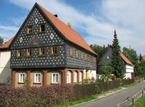 Dieses Umgebindehaus mit Schiefer pr�sentiert sich in hervorragend restauriertem Zustand; so wurden z.B. bei den modernen Fenstern die alte Anordnung der Fensterstege beibehalten - Kurort Jonsdorf (Zittauer Gebirge) - 15.08.2007
