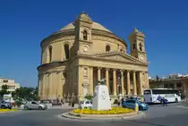 Mosta, Rotunda Maria Himmelfahrt, erbaut von 1833 bis 1871, Baumeister Grognet de Vasse, Vorhalle mit sechs ionischen S�ulenpaaren (21.03.2014)