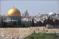 . Islam, Christentum, Judentum - 

f�r alle drei gro�en monotheistischen Weltreligionen hat Jerusalem eine besondere Bedeutung. Links der Felsendom (Islam), rechts dahinter die Dormitio-Kirche und ganz links die helle Kuppel der Sephardischen Synagoge.

19.03.2014 (Jonas)