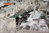 . Hinter dem Damaskustor - 

Blick vom Damaskustor auf die Beit HaBad Street, einer langen Marktgasse, die sich von hier bis ins j�dische Viertel von Nord nach S�d mitten durch die Altstadt von Jerusalem zieht.

18.03.2014 (Matthias)

