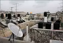 . Wasserbeh�lter, Satellitensch�ssel, Antennen und der Felsendom -

Blick von der Stadtmauer �ber die D�cher von Jerusalem.

18.03.2014 (Matthias)