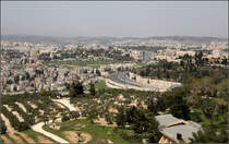 . Auerhalb der Altstadt -

Vom Turm der Himmelfahrtskirche auf dem lberg im Areal des Augusta Victoria Krankenhauses hat man eines sehr schne Sicht ber Jerusalem und Umgebung. Hier geht der Blick in Richtung Nordwesten ber die dortigen Stadtgebiete. Rechts oben im Hintergrund sind groe jdische Siedlungen zu erkennen, die auf frher palstinensischen Gebieten errichtet wurden, wohin Jerusalem nach 1967 ausgedehnt wurde.

24.03.2014 (Matthias)