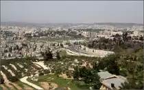 . Au�erhalb der Altstadt -

Vom Turm der Himmelfahrtskirche auf dem �lberg im Areal des Augusta Victoria Krankenhauses hat man eines sehr sch�ne Sicht �ber Jerusalem und Umgebung. Hier geht der Blick in Richtung Nordwesten �ber die dortigen Stadtgebiete. Rechts oben im Hintergrund sind gro�e j�dische Siedlungen zu erkennen, die auf fr�her pal�stinensischen Gebieten errichtet wurden, wohin Jerusalem nach 1967 ausgedehnt wurde.

24.03.2014 (Matthias)