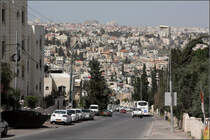 . Auerhalb der Altstadt -

Von dieser Strae, die ber den lberg fhrt, kann der nrdlich an die Altstadt angrenzende Teil des berwiegend von Palstinenser bewohnte Stadtgebietes berblicken. Weiter oben auf dem Hgel sind dann Gebude des jdischen Westteiles von Jerusalem zu sehen.

19.03.2014 (Matthias)
 