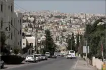 . Au�erhalb der Altstadt -

Von dieser Stra�e, die �ber den �lberg f�hrt, kann der n�rdlich an die Altstadt angrenzende Teil des �berwiegend von Pal�stinenser bewohnte Stadtgebietes �berblicken. Weiter oben auf dem H�gel sind dann Geb�ude des j�dischen Westteiles von Jerusalem zu sehen.

19.03.2014 (Matthias)
 