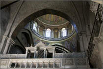 . Die Grabeskirche in Jerusalem - 

Blick unter die kleinere der beiden Kuppeln. Darunter befindet sich der Katholikon mit dem 'Nabel der Welt' (Marmorschale). Das Katholikon gehrt der griechisch-orthodoxen Kirche. Die Grabeskirche ist unter den verschiedenen christlichen Religionsgemeinschaften aufgeteilt. Der Schlssel wird von einer muslimischen Familie verwaltet.

21.04.2014 (Matthias)