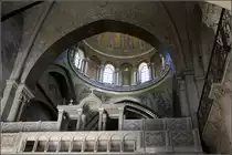 . Die Grabeskirche in Jerusalem - 

Blick unter die kleinere der beiden Kuppeln. Darunter befindet sich der Katholikon mit dem 'Nabel der Welt' (Marmorschale). Das Katholikon geh�rt der griechisch-orthodoxen Kirche. Die Grabeskirche ist unter den verschiedenen christlichen Religionsgemeinschaften aufgeteilt. Der Schl�ssel wird von einer muslimischen Familie verwaltet.

21.04.2014 (Matthias)