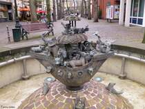 Detailaufnahme vom seinerzeit trockenen Brunnen  Arche Noah  am Kapellenplatz im Wallfahrtsort Kevelaer (Kreis Kleve, NRW, Mrz 2014)