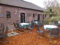 Immer einen Besuch wert, auch wenn es weit weg von der Hauptstrae liegt: Bauernhofcaf Binnenheide in Winnenkendonk (Stadt Kevelaer, Kreis Kleve, NRW, Mrz 2014)