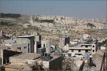 . Andere Welt -

Blick ber Bethlehem hinber in die jdische Siedlung Har Choma. Bethlehem ist eine der palstinensischen Autonomiegebiete im Westjordland, whrend die Siedlung Har Choma im einseitig von Israel erweiterten Stadtgebiet von Jerusalem liegt, welches international nicht anerkannt ist. 

Bethlehem und Jerusalem mit dieser Siedlung werden durch eine neun Meter hohe Betonmauer voneinander getrennt. Wer genau hinschaut wird sie an mehreren Stellen im Bild erkennen.

27.03.2014