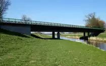 die Stra�enbr�cke (L114) �ber die Dreisam verbindet die Orte Nimburg und Eichstetten am Kaiserstuhl, M�rz 2014