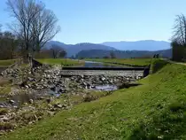 das Kollmarsreuter Wehr (Elzwehr) von 1883, flu�aufw�rts gesehen mit dem Schwarzwald im Hintergrund, heute Kulturdenkmal, M�rz 2014