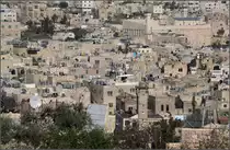 . Hebron -

Blick auf die Altstadt von Hebron, mit dem m�chtigen 'Heiligtum �ber der H�hle Machpela' (Haram el Khalil) recht oben im Bild. Hebron ist die gr��te pal�stinensische Stadt im Westjordanland mit �ber 160 000 Einwohnern, ca. 30 km s�dlich von Jerusalem.

22.03.2014 (Matthias)
