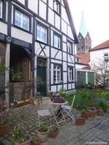 Denkmal geschtztes Haus in der  Alten Freiheit  Westerholt mit dem Turm der kath. St. Martinus-Kirche  (Stadt Herten, Kreis RE, NRW, Mrz 2014)