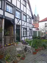 Denkmal gesch�tztes Haus in der  Alten Freiheit  Westerholt mit dem Turm der kath. St. Martinus-Kirche  (Stadt Herten, Kreis RE, NRW, M�rz 2014)