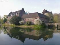 Gesamtansicht auf Haus Wittringen auf der Schlossinsel von Norden: das groe Hauptgebude links mit einem Restaurant im Erdgeschoss und dem Gildensaal im Obergeschoss, mittig das Torhaus mit einem weiteren Restaurant  Kaminzimmer  in linken Teil. Im Torbogen befindet sich der Eingang zum Heimatmuseum, welches sich im Fachwerkhaus befindet (Gladbeck, Kreise RE, NRW, Mrz 2014)