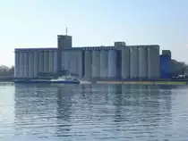 Breisach, Blick auf die Siloanlagen auf der franz�sischen Rheinseite, M�rz 2014