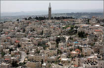 . Ausblick -

Blick vom Turm der Himmelfahrtkirche auf ein palstinensisches Stadtviertel auf dem lberg mit dem Turm russisch-orthodoxen Voznesensky Kirche.

Im Hintergrund rechts das Herodion, ein vulkanhnlicher Hgel, der von Herodes als befestigter Vergnngspalast und Denkmal gebaut wurde.

Jerusalem, 24.03.2014 (Matthias)
