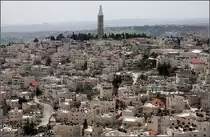 . Ausblick -

Blick vom Turm der Himmelfahrtkirche auf ein pal�stinensisches Stadtviertel auf dem �lberg mit dem Turm russisch-orthodoxen Voznesensky Kirche.

Im Hintergrund rechts das Herodion, ein vulkan�hnlicher H�gel, der von Herodes als befestigter Vergn�ngspalast und Denkmal gebaut wurde.

Jerusalem, 24.03.2014 (Matthias)