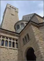 . Die Himmelfahrtkirche in Jerusalem -

Die Himmelfahrtkirche auf dem �lberg wurde von der 'Kaiserin-Auguste-Viktoria-Stiftung' errichtet und 1910 eingeweiht. 1927 wurde das Geb�ude durch ein Erdbeben stark besch�digt. Erst 1991 waren die Sch�den behoben.
Das Kirchengeb�ude ist Teil des Auguste-Viktoria-Hospital-Komplexes.

24.03.2014 (Matthias)