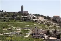 . Am h�chsten Punkt des �lberges -

Der Turm der Himmelfahrtkirche auf dem an dieser Stelle 850 Meter hohen �lberg. Der moderne Bau davor ist das 'Brigham Young University Jerusalem Center for Near Eastern Studies' der 'Kirche Jesu Christi der Heiligen der Letzten Tage' 

28.03.2014 (Matthias)
